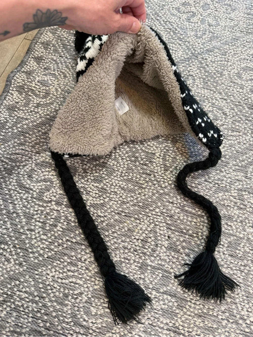 Peruvian-style winter hat features a Nordic snowflake pattern